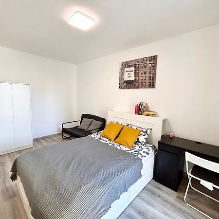 Downtown Family Haven: Modern 3BR with Balcony and Parking Apartment Budapest Exterior photo