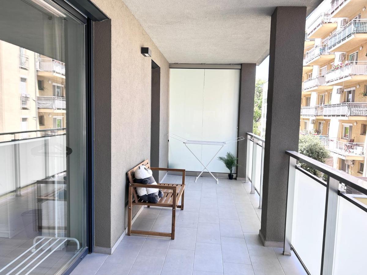 Downtown Family Haven: Modern 3BR with Balcony and Parking Apartment Budapest Exterior photo