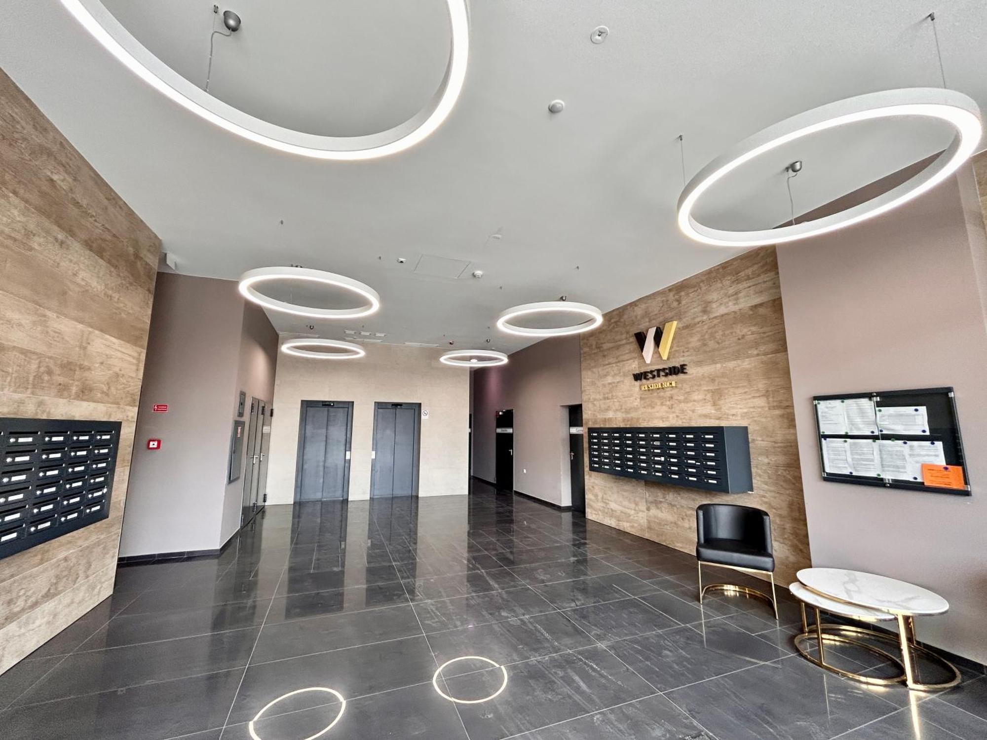 Downtown Family Haven: Modern 3BR with Balcony and Parking Apartment Budapest Exterior photo