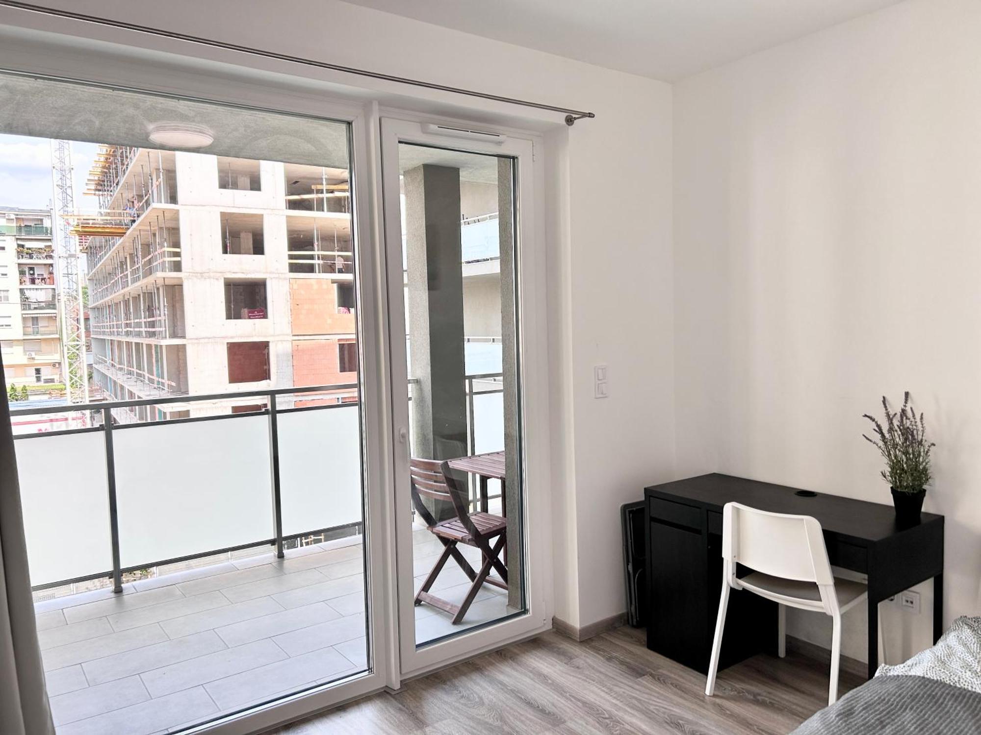 Downtown Family Haven: Modern 3BR with Balcony and Parking Apartment Budapest Exterior photo